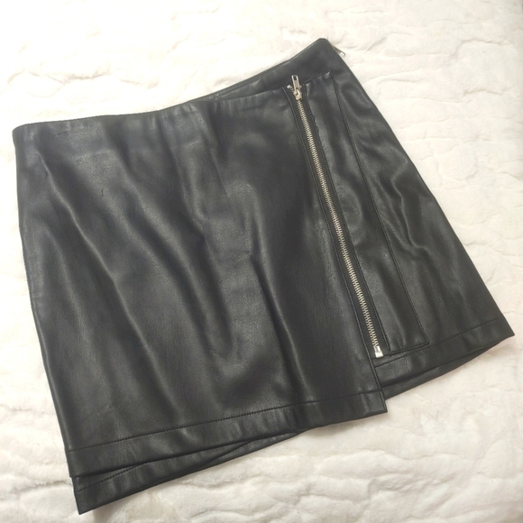 Lulus Black Vegan Leather Mini Skirt With Silver Zipper Details S - Picture 3 of 13